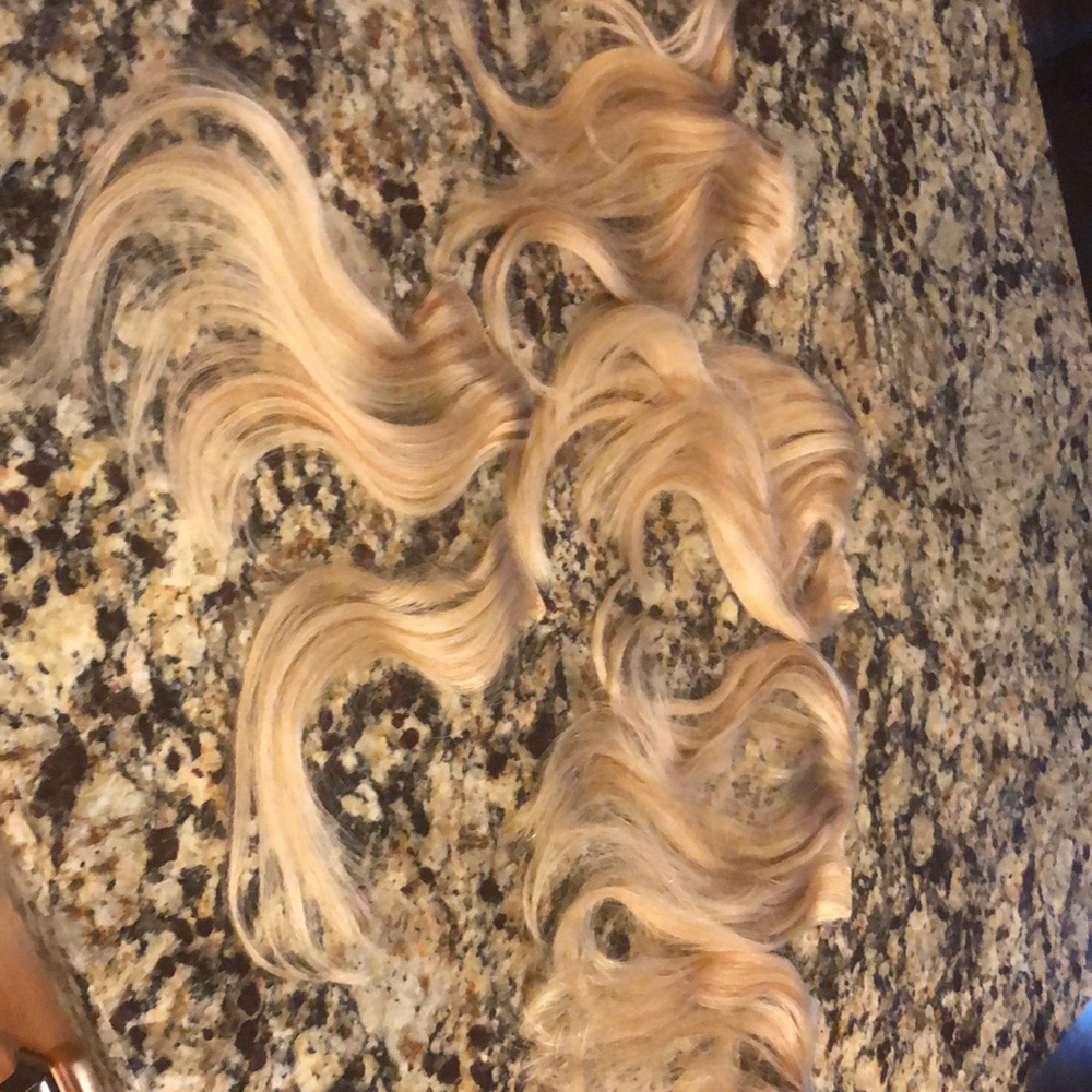 Beautiful LUSH hair extensions. Blonde 7 pieces